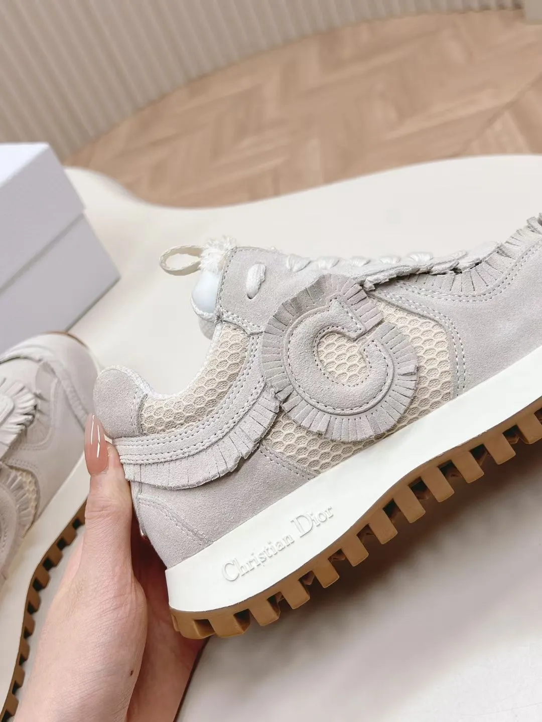 👟👟Ex-factory price 540👟👟 C’est Dior 24 spring and summer catwalk style new casual sports shoes purchased and developed by Taikoo Hui, perfect replica ‘Made of suede cow leather and mesh fabric, light and breathable. The CD letters on the side are very recognizable as Dior, and the sporty design combined with tassel details also adds a touch of elegance. The original high-mercerized fabric is intricately spliced. The original molded outsole. Complete packaging. Size: 35-40